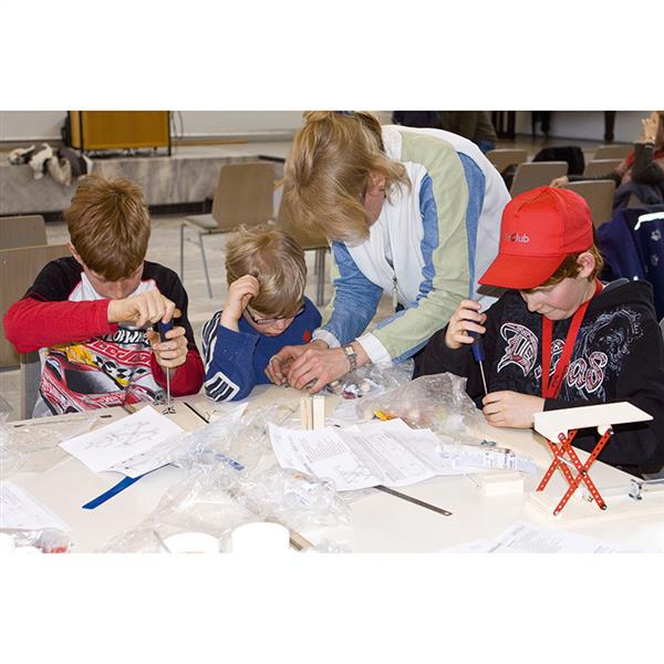 2_Gestaltung\1xxx\101436_G1_Kinder_Werkpackung_arbeiten.jpg